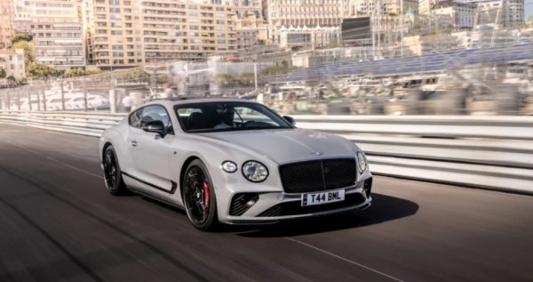 Когато Bentley беше придобит от VW Group, първата задача  стана подходящ Grand Tourer. Това изискваше проектиране на изцяло нова платформа и изцяло ново, невиждано досега задвижване. За Continental GT това означаваше първия в света W12.

Преди десетилетие купувачите на Continental GT получиха възможност за V8 - 4,0-литровият туин-турбо мотор. Той беше по-малък и по-лек от W12 и имаше по-малко мощност, предлагайки от 500 к.с.до 550 к.с. при най-новия Continental GT S. Но с по-малко тегло летеше на пътя. 
За  съжаление, с пристигането на новия хибриден V6 Continental GT, дните на по-забавния, но невероятно способен Continental GT V8 също са преброени.